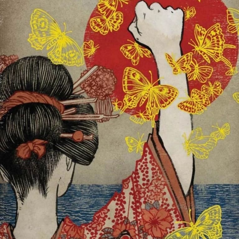 一名身穿传统艺伎服装的日本女子在红日前向天空伸出拳头，周围是黄色的蝴蝶.