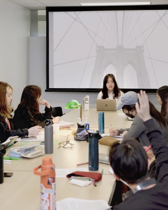 Honors seminar, Professor answering student question