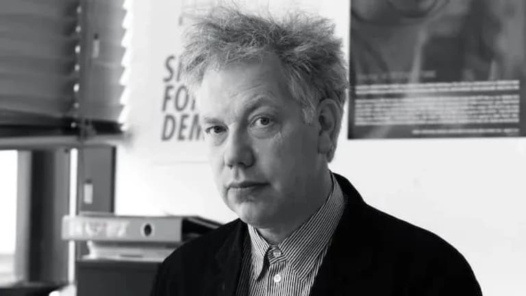 Black and white image of Henk Slager in front of a laptop