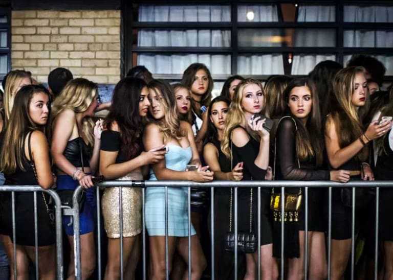 "waiting line infront of  club "