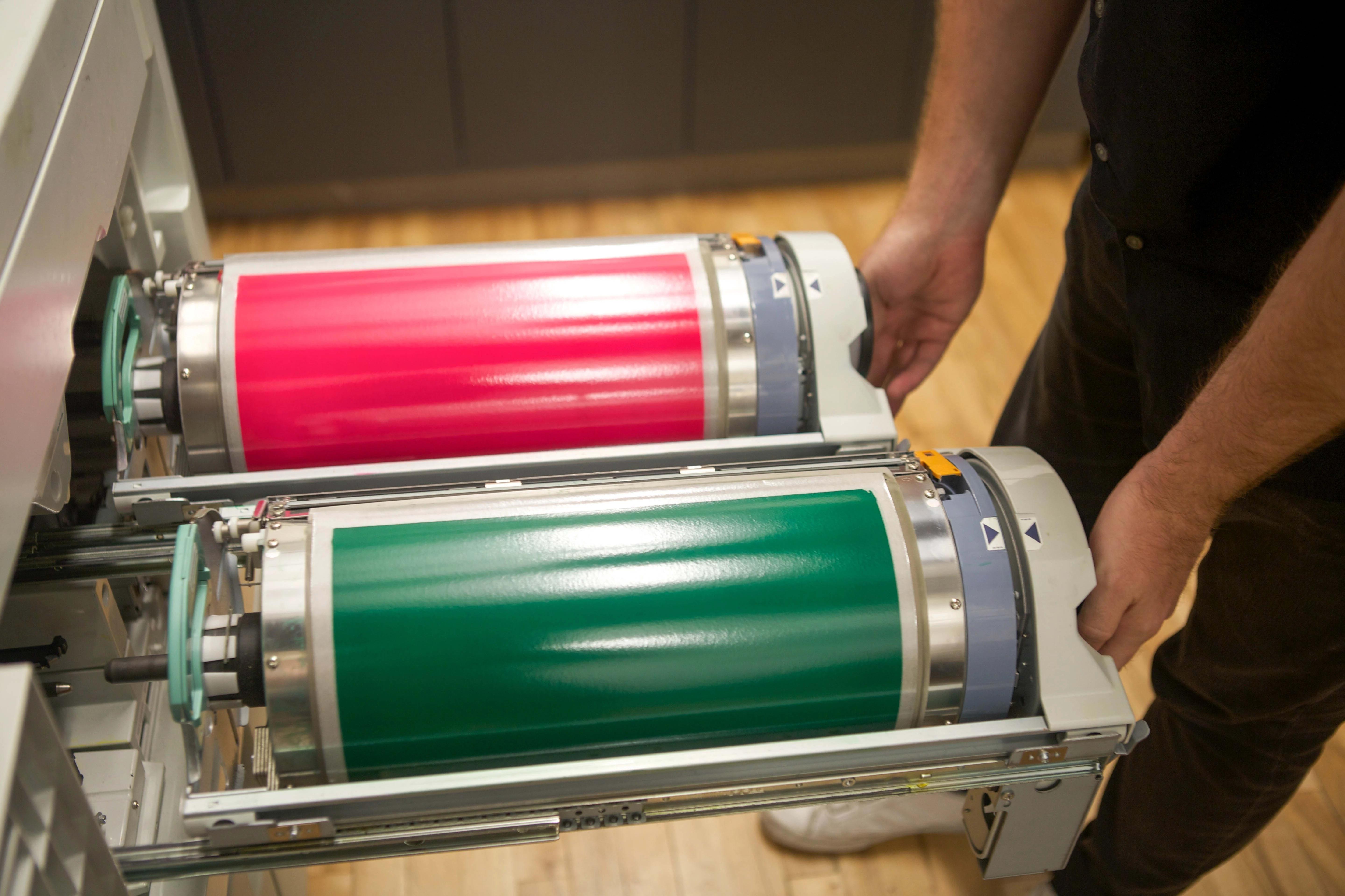 Green and fluorescent pink color drum cylinders.